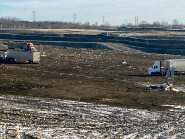 W 2025 r. na składowisku odpadów w Illinois zastosowano alternatywną powłokę z drewna pochodzącego z recyklingu Alternative Daily Cover (ADC), która zastąpiła tradycyjną glebę w celu poprawy przestrzeni powietrznej, zgodności z przepisami i wychwytywania metanu.